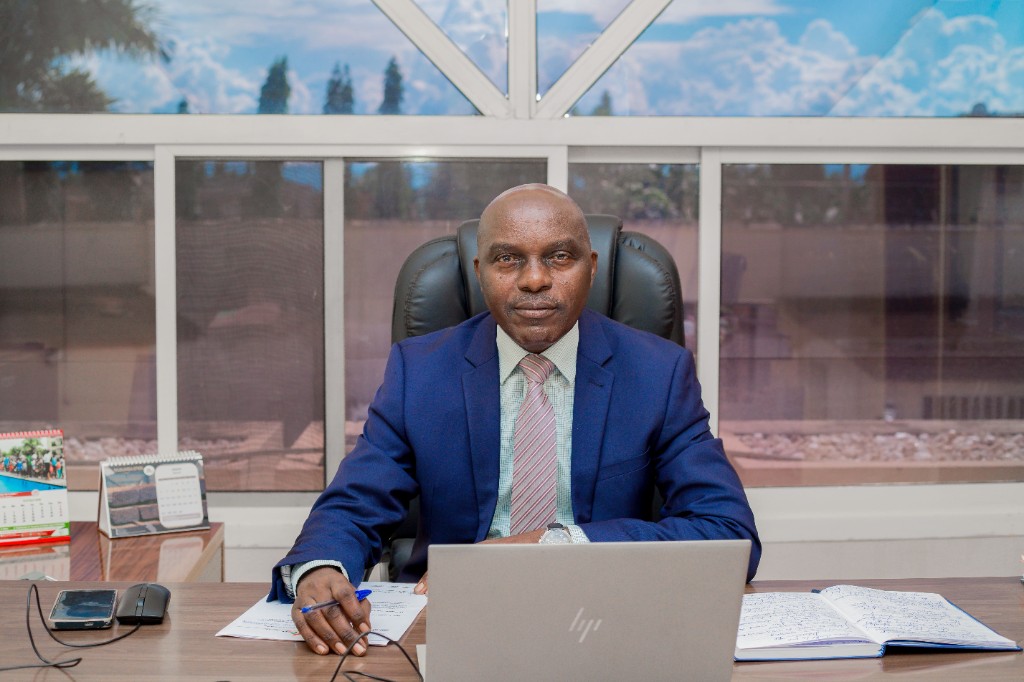 Leonard SENTORE, Directeur Administratif et Financier de la SOPEBU